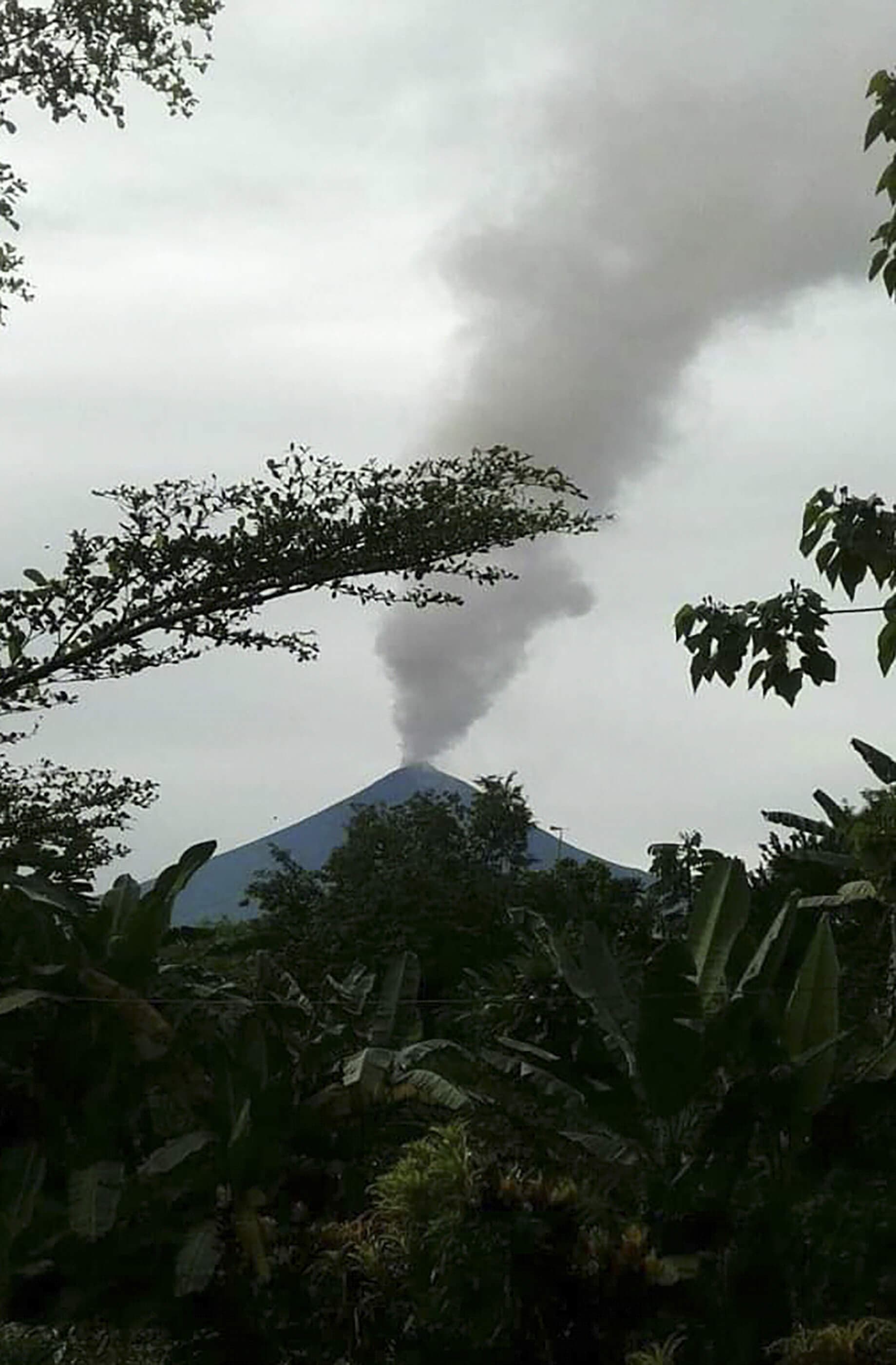 ERUPCION-volcan-ubinas-volcano-active-foundation-05