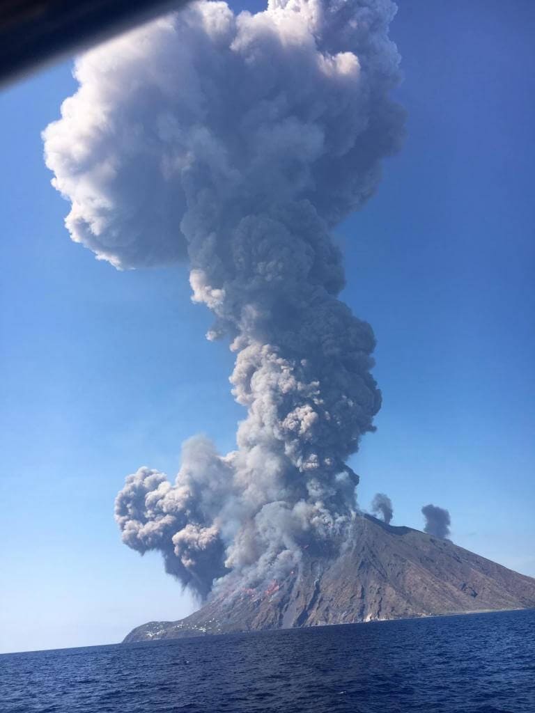 ERUPCION-volcan-ESTROMBOLI-volcano-active-foundation-06